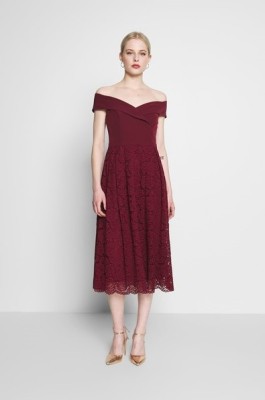 BURGUNDOWA SUKIENKA ODKRYTE RAMIONA (34)