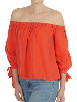 Czerwona bluzka odkryte ramiona (40)