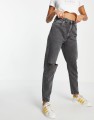 Szare mom jeans dziura (32)