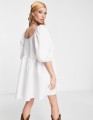 Biała luźna sukienka (32)