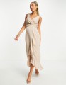 Beżowa satynowa sukienka pasek (40)