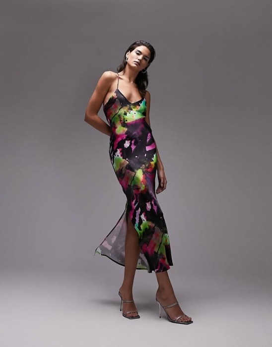 Kolorowa satynowa sukienka wzór (40)