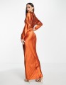 Satynowa rdzawa sukienka maxi (38)
