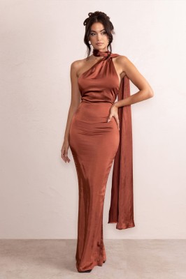 Brązowa satynowa sukienka maxi (44)