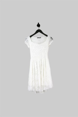 Śmietankowa koronkowa sukienka mini (34)