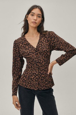 Brązowa bluzka animal print v neck (32)