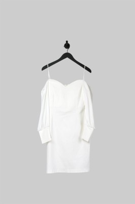 Śmietankowa sukienka odkryte ramiona (42)