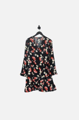 Czarna kopertowa sukienka kwiaty (38)