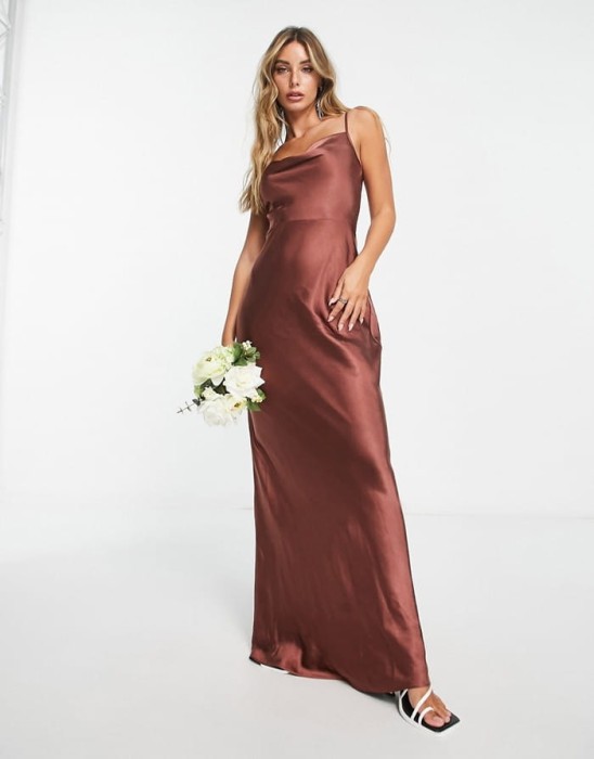 Brązowa satynowa sukienka maxi (36)