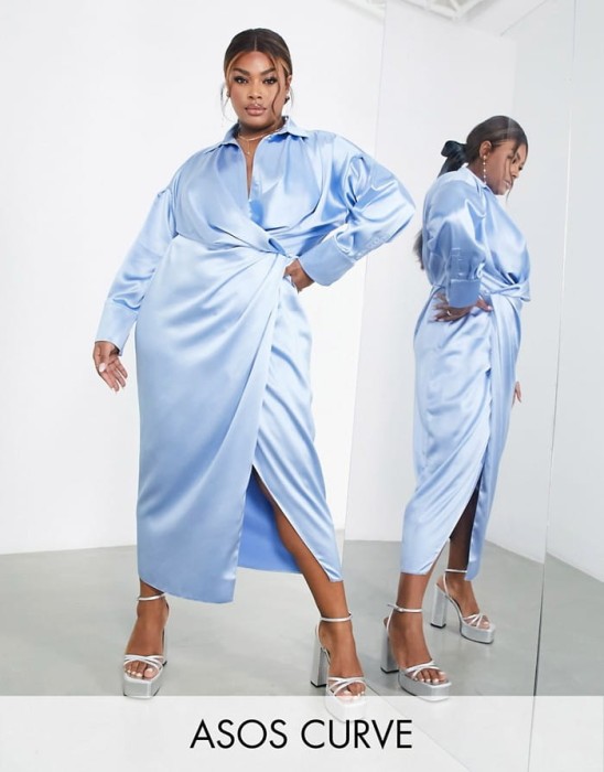 Niebieska satynowa sukienka midi (54)