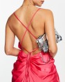 Różowa satynowa sukienka open back (46)