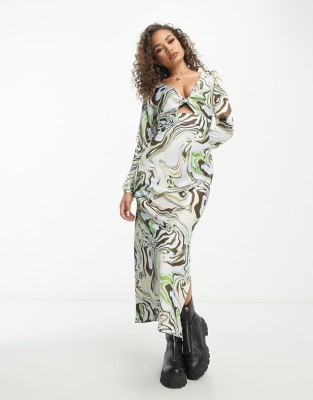 Kolorowa satynowa sukienka wzór (44)