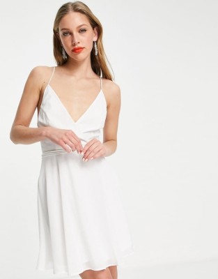 Biała sukienka odkryte plecy (44)