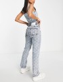 Juicy Couture – Niebieskie jeansy z żakardowym mono (1).jpg