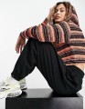 Dwukolorowy sweter wzór zamek (32)