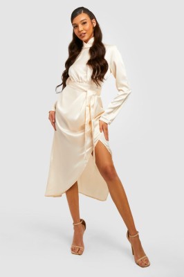 Jasnobeżowa satynowa sukienka (40)