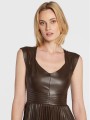 guess-sukienka-z-imitacji-skory-teri-w2bk66-weve0-brazowy-regular-fit (2).jpg
