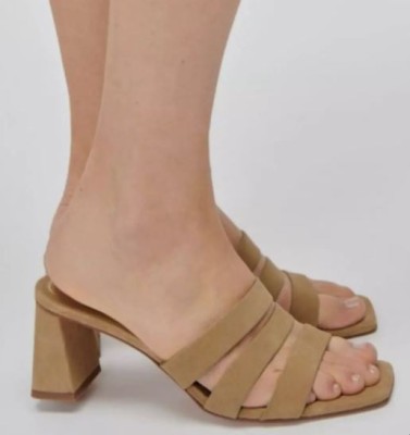 Beżowe skórzane klapki obcasy (40)