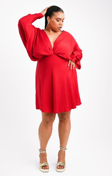 Czerwona satynowa sukienka (50)