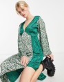 Wzorzysta sukienka midi v neck (36)
