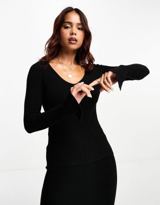 Czarny cienki sweter v neck (36)