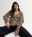 Jasnobeżowa bluzka wzór v neck (36)