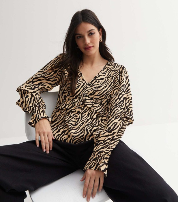 Jasnobeżowa bluzka wzór v neck (36)
