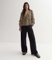 Jasnobeżowa bluzka wzór v neck (36)