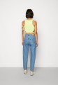 Niebieskie mom jeans high waist (24/32)
