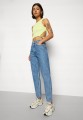 Niebieskie mom jeans high waist (24/32)