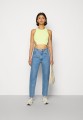 Niebieskie mom jeans high waist (24/32)