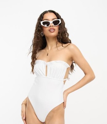 Biały jednoczęściowy strój (40)