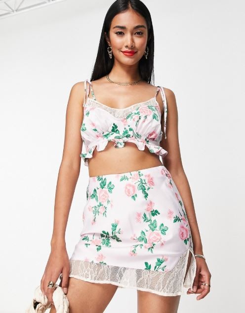 Jasnoróżowy satynowy top wzór (38)