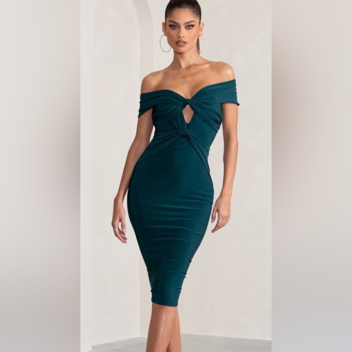 Ciemnozielona sukienka odkryte ramiona (32)