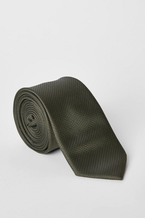 Teksturowany krawat khaki spinka