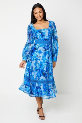 Niebieska sukienka długie rękawy wzór (38)