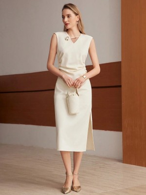 Ecru sukienka rozcięcie złota broszka (M)