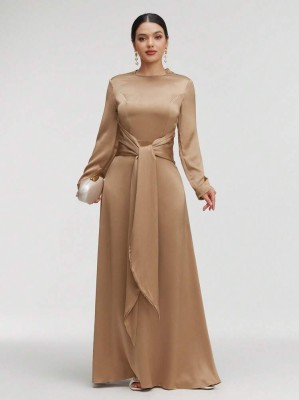 Jasnobrązowa satynowa sukienka maxi (XL)