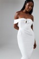 Śmietanowa suknia midi off shoulder (40)