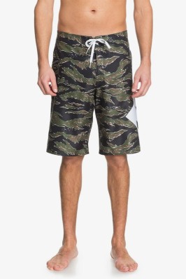 Czarne wzorzyste boardshorty (32)