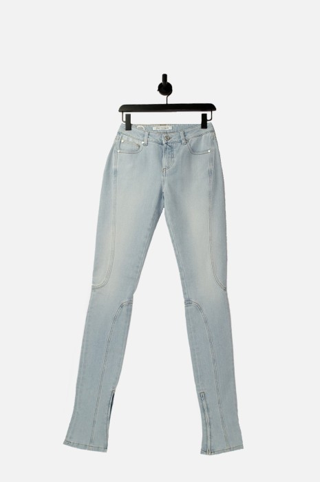Jasnoniebieskie jeansy zamki