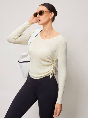 Jasnobeżowa bluzka marszczenia
