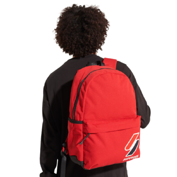 Czerwony plecak logo
