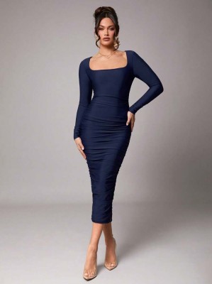 Granatowa dopasowana sukienka (S)