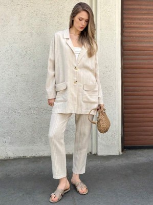 Beżowy komplet spodnie marynarka wzór (XL)