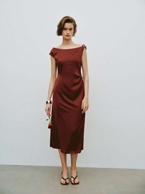 Brązowa satynowa sukienka midi (M)