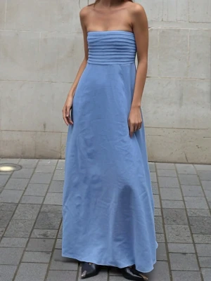 Niebieska sukienka maxi odkryte ramiona (S)
