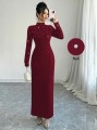 Bordowa zdobiona sukienka maxi (XL)