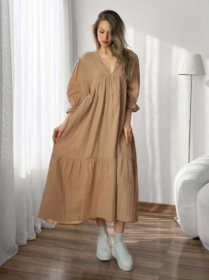 Jasnobrązowa sukienka midi (M)