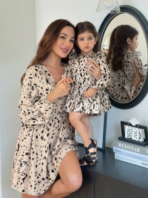 Beżowa sukienka wzór (9-12M)